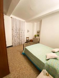 ein Schlafzimmer mit einem Bett und einem Stuhl darin in der Unterkunft Acquadolce apartment in Levanto