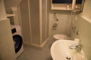 La salle de bains est pourvue d'un lavabo et d'un lave-linge. dans l'établissement Acquadolce apartment, à Levanto
