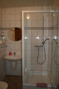 uma casa de banho com um chuveiro e um lavatório. em Pension zur Krone em Eisenach