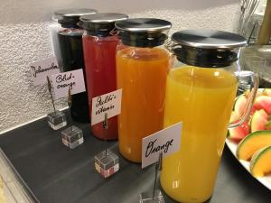 un grupo de cuatro frascos de zumo de naranja exprimido en Kappl Apart, en Kappl