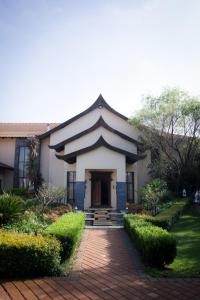 ein Haus mit einem Backsteinsteg davor in der Unterkunft De Zoete Rust Guesthouse in Centurion