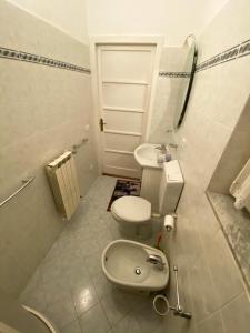 La salle de bains est pourvue de toilettes et d'un lavabo. dans l'établissement Grillo apartment, à Levanto