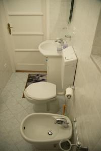 La salle de bains est pourvue de toilettes et d'un lavabo. dans l'établissement Grillo apartment, à Levanto