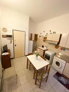 A kitchen or kitchenette at Grillo apartment