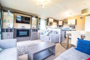 A kitchen or kitchenette at Big Skies Platinum Plus Holiday Home with Wifi, Netflix, Dishwasher, Decking