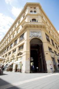 um grande edifício com um arco em frente em Prêtáloger Verdi 18 em Nápoles