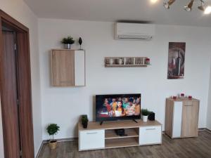 salon z telewizorem na białej ścianie w obiekcie Appartement Le Miracle Rezidence Speicher w mieście Mikulov
