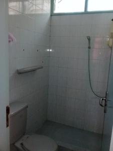 un bagno con wc e doccia di Villa green hill cipanas pacet puncak bogor a Panyaweuyan