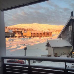Blick auf einen schneebedeckten Berg aus dem Fenster in der Unterkunft Ylläs Chalet 8208 in Ylläs