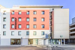 ein Gebäude auf einer Straße vor dem Gebäude in der Unterkunft B&B HOTEL Mulhouse Centre in Mulhouse