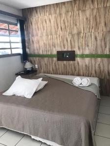Hotel Cabana في تيريسينا: غرفة نوم عليها سرير وفوط