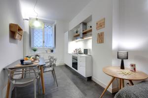 kuchnia i jadalnia ze stołem i krzesłami w obiekcie Costa San Giorgio Apartment by Mamo Florence we Florencji