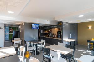 TV a/nebo společenská místnost v ubytování B&B HOTEL Auxerre Bourgogne