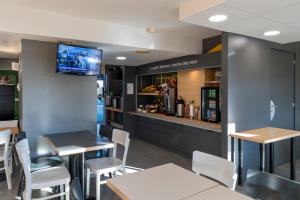 Lounge nebo bar v ubytování B&B HOTEL Auxerre Bourgogne