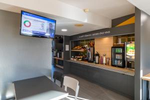 TV a/nebo společenská místnost v ubytování B&B HOTEL Auxerre Bourgogne