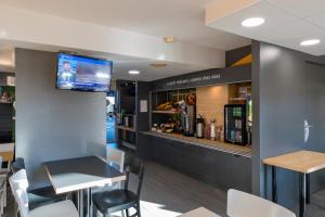 Příslušenství pro přípravu čaje a kávy v ubytování B&B HOTEL Auxerre Bourgogne