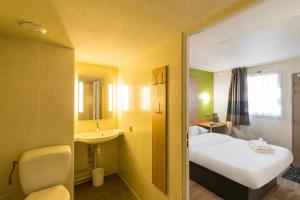 Postel nebo postele na pokoji v ubytování B&B HOTEL Auxerre Bourgogne