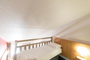 Postel nebo postele na pokoji v ubytování B&B HOTEL Auxerre Bourgogne