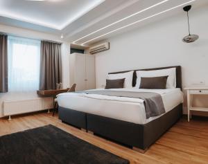 - une chambre avec un grand lit dans l'établissement Boutique Hotel Nea, à Brčko