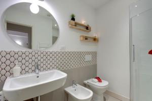 łazienka z umywalką, toaletą i lustrem w obiekcie Costa San Giorgio Apartment by Mamo Florence we Florencji +19 zdjęć