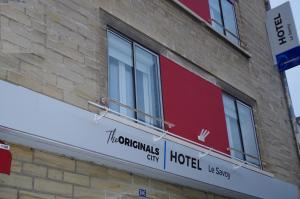 una señal para un hotel al lado de un edificio en The Originals City, Hôtel Le Savoy, Caen (Inter-Hotel), en Caen