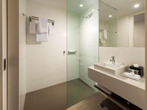 Koupelna v ubytování ibis Brisbane Airport + 27 fotografií