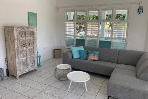 Uma área de estar em Beautiful House near Mangel Halto Beach