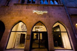 a store front with the entrance to avereine house at Mercure Figeac Viguier du Roy in Figeac