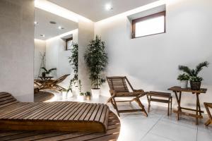 pokój z łóżkiem, krzesłami i roślinami w obiekcie Willa Art w Zakopanem