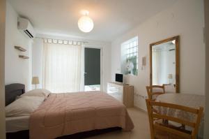- une chambre avec un lit, un miroir et une fenêtre dans l'établissement Apartments Lilly, à Banjole