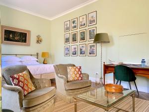 a bedroom with a bed and a table and chairs at Le Clos Saluces in Avignon