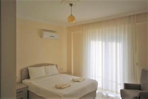 En eller flere senge i et værelse på Villa Karmele + 48 billeder