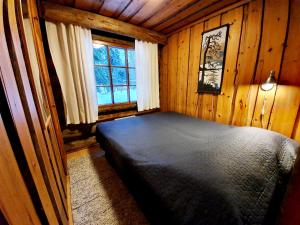 SyöteにあるKieppiの木造キャビン内のベッド1台が備わるベッドルーム1室を利用します。