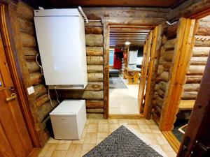 a bathroom with a toilet in a log house at Kieppi in Syöte