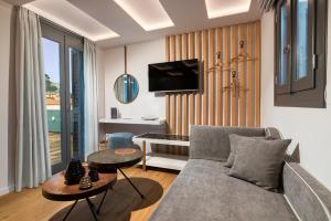 Televízia a/alebo spoločenská miestnosť v ubytovaní Carpe Diem Boutique Hotel