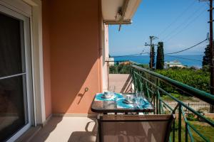 - une table sur un balcon avec vue dans l'établissement Lovely Apartment Next to the Sea Lygia Korinthias, à Liyiá
