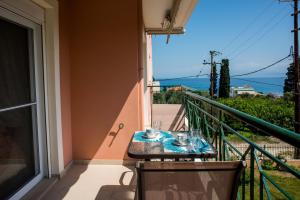 Μπαλκόνι ή βεράντα στο Lovely Apartment Next to the Sea Lygia Korinthias