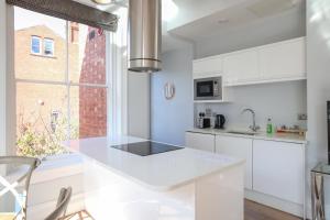 A kitchen or kitchenette at Hanover House Apartments