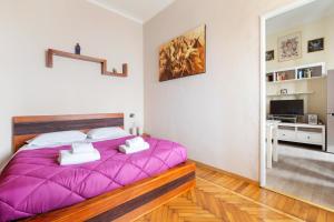 米蘭的住宿－Gambara Cosy Apartment，一间卧室,在房间内配有一张大紫色床
