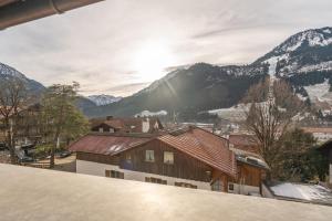 a view from the roof of a building with mountains at Ferienwohnung Auszeit in Bad Hindelang