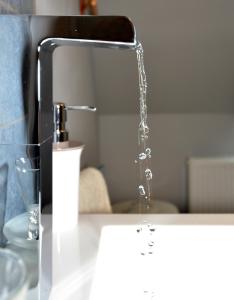 a stream of water pouring from a faucet at B&B Het Houten Paard in Ieper