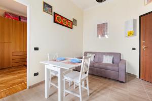 米蘭的住宿－Gambara Cosy Apartment，客厅配有桌子和沙发