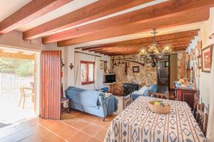 Una sala de estar con una mesa y sillas azules. en Ca Na Margalida, en Puerto Pollensa