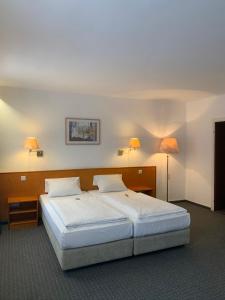 Ліжко або ліжка в номері Hotel Mondial Comfort - Frankfurt City Centre