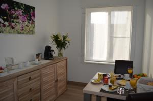 a living room with a table and a window at Het Houten Paard in Ieper