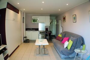 un salon avec un canapé et une table dans l'établissement Argelès Plage, à Argelès-sur-Mer