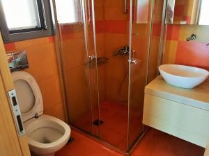 Kúpeľňa v ubytovaní Amoutsa Seaside Villa