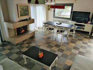 Televízia a/alebo spoločenská miestnosť v ubytovaní Amoutsa Seaside Villa