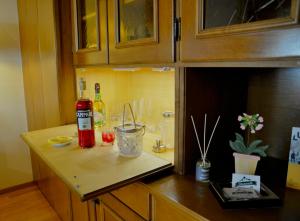 a kitchen with a counter with some drinks on it at Appartamento Grunwald in Brunico