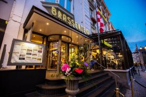 a vase of flowers in front of a store at Golden Tulip Hotel Central in Den Bosch